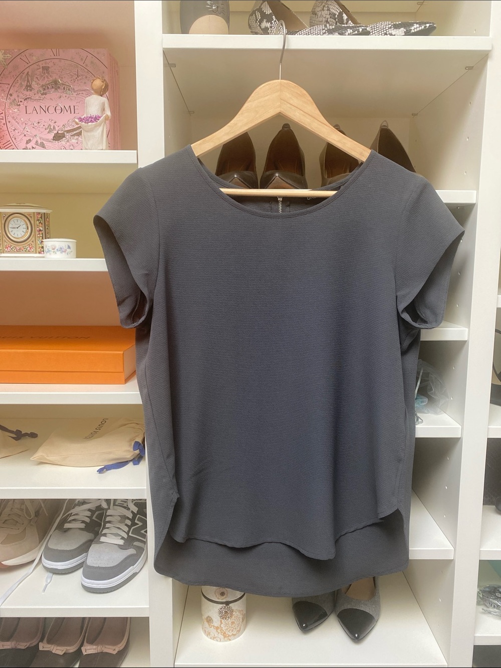 ONLY Charcoal Gray Short Sleeve Layered-Hem Blouse.  NWOT. Size 4/6